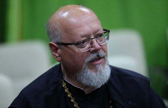 Священник назвал «советчиной» протесты против упоминания Бога в Конституции